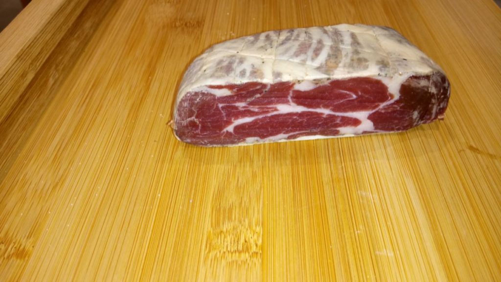 ROULÉ TRAPEZITSA IGP | Échine de porc marinée au poivre et ail dans un boyau de bœuf.